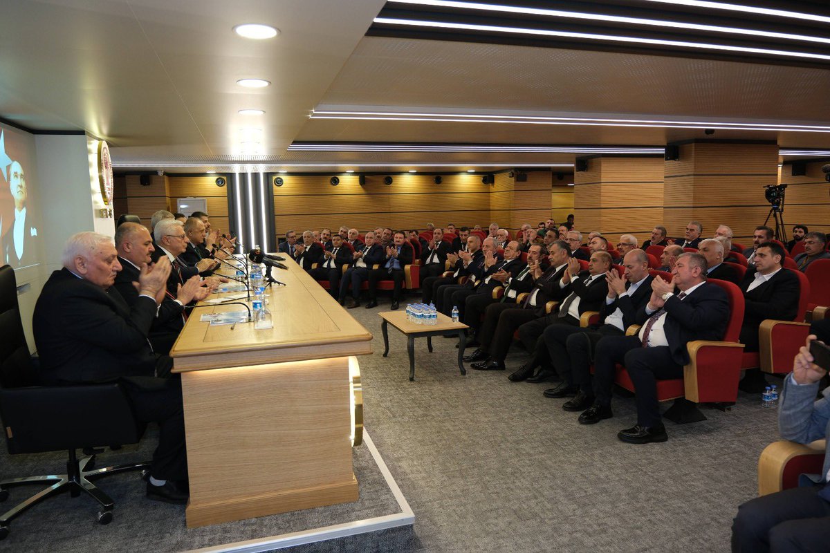 Başkan APAYDIN, TAKCİSİ ESNAFININ EKMEĞİNE ve EMEĞİNE dokunma dedi. Apaydın TESK’de yaptığı basın açıklamasında, TESK Genel Başkanı Bendevi PALANDÖKEN’in de katıldığı, TŞOF Yönetim ve Denetim kurulu ve pek çok şoför odası başkanının hazır bulunduğu basın açıklaması gerçekleştirdi