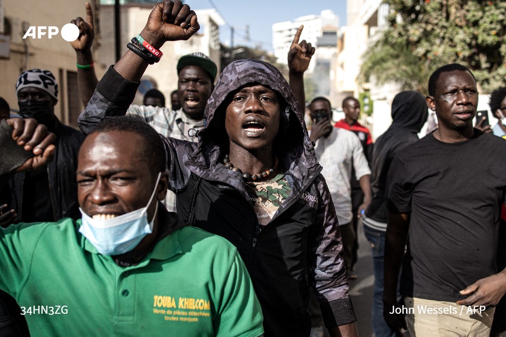 🇸🇳 Les forces de sécurité sénégalaises ont dispersé violemment une tentative de rassemblement à Dakar. Cette mobilisation est la première contestation d'ampleur depuis le report du scrutin présidentiel initialement prévu le 25 février #AFP