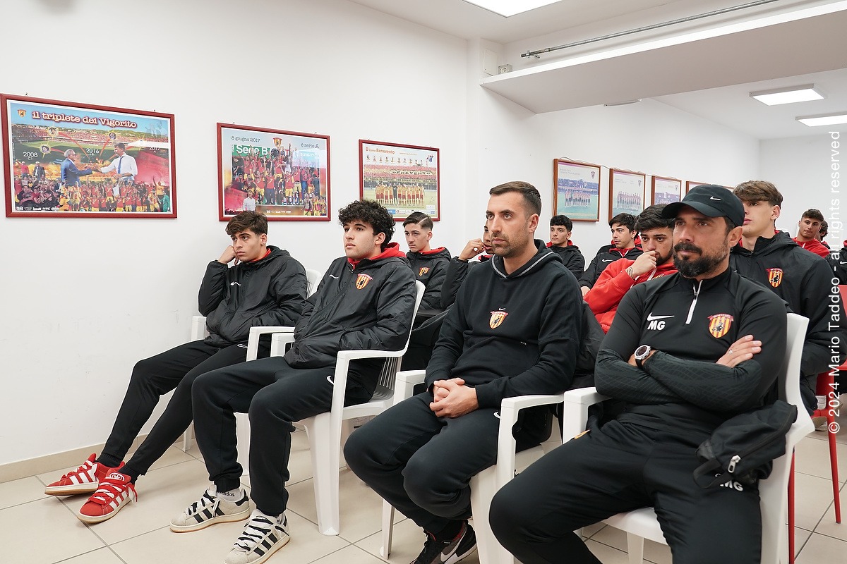 seriecofficial's tweet image. 🛣️ 4° appuntamento #IntegrityTour a #Benevento

➡️ Il progetto di Lega Pro e @Sportradar, in collaborazione con @assocalciatori, mira a combattere le pratiche di #matchfixing ed ogni tipo di frode sportiva

🔗 lega-pro.com/lega-pro-e-spo…

#SerieCNOW