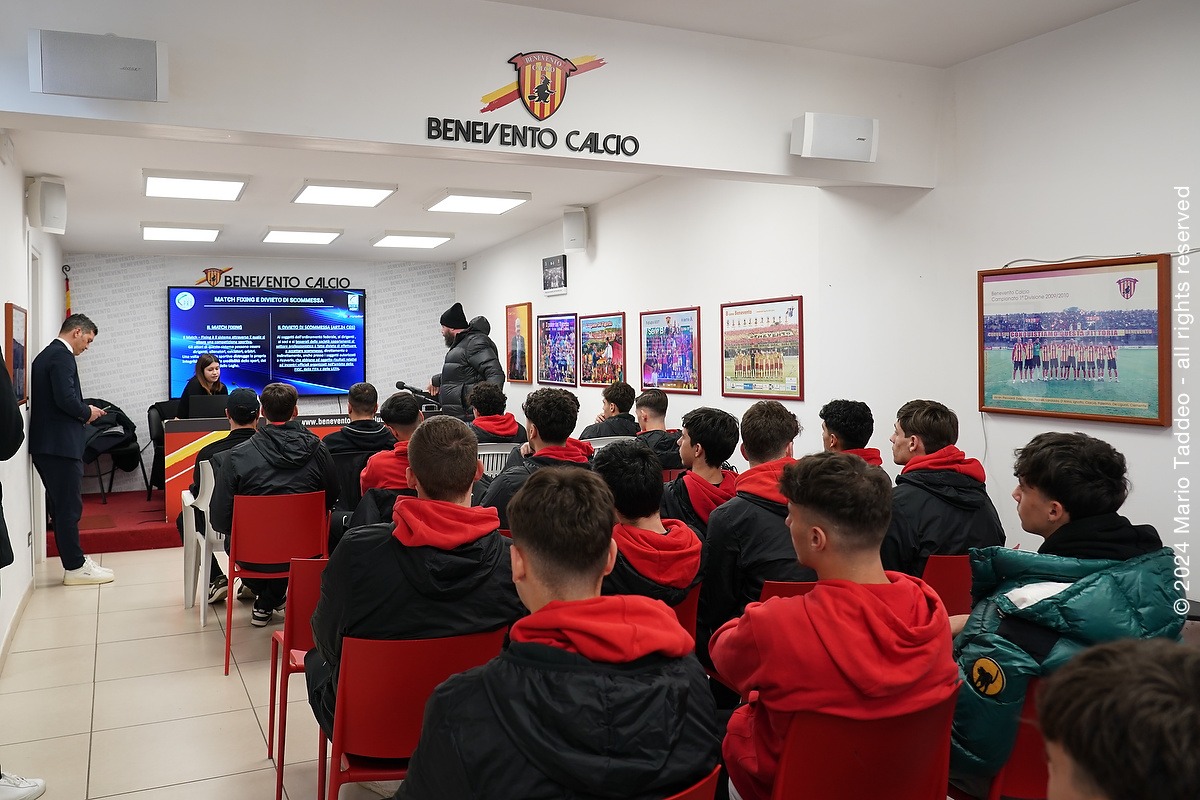 seriecofficial's tweet image. 🛣️ 4° appuntamento #IntegrityTour a #Benevento

➡️ Il progetto di Lega Pro e @Sportradar, in collaborazione con @assocalciatori, mira a combattere le pratiche di #matchfixing ed ogni tipo di frode sportiva

🔗 lega-pro.com/lega-pro-e-spo…

#SerieCNOW