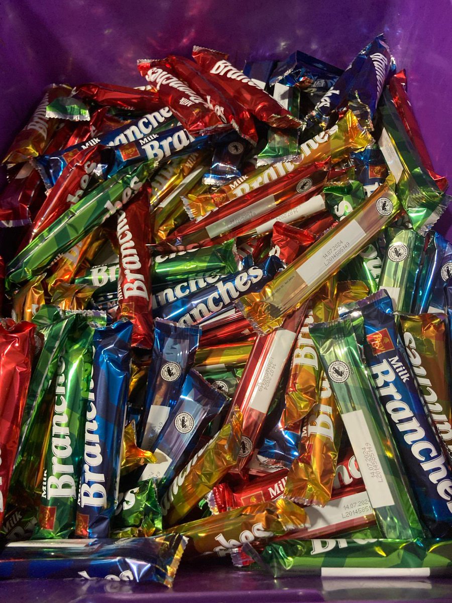 Wenn der Paketbote ein schweres Paket von Migros anliefert, dann freuen wir uns immer besonders. Denn dann kommt eine Lieferung mit schweizer Schokolade von @SebastianAchatz!
Vor allem finden das unsere Besucher:innen toll, und daher vielen Dank an Sebastian für die Leckereien!