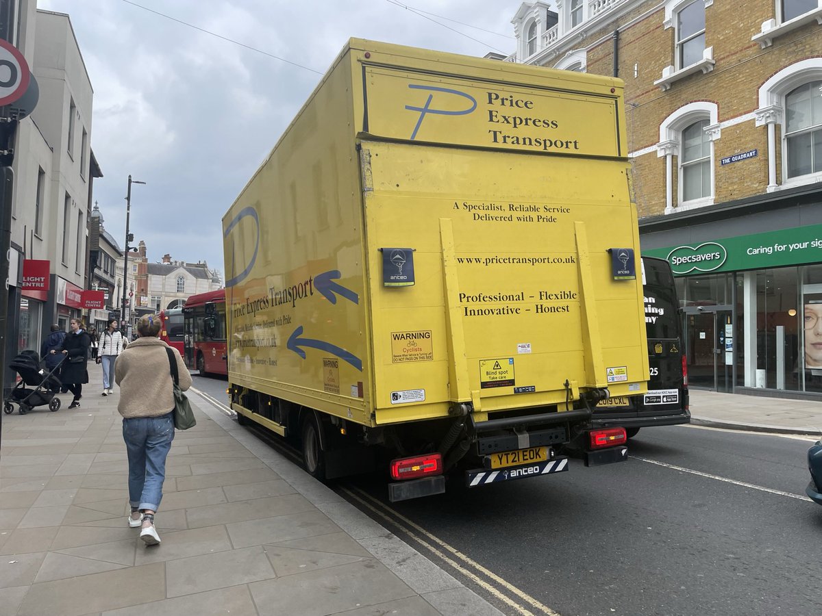 Here we see another huge problem - there are no restrictions on delivery times in the town centre ❌

Lorries and vans can pull up, blocking the road &amp; causing risks to pedestrians &amp; cyclists, whenever they like 🚛

It is normal practice to restrict delivery times in other towns.