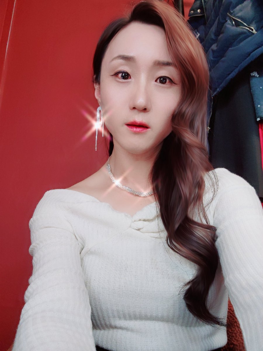 오늘은 화이트로 단아하게~~😏