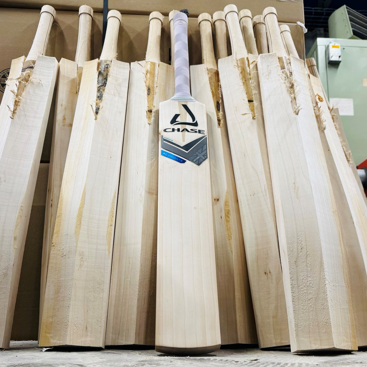 ChaseCricket's tweet photo. Check out our Bat Makers Choice 🚀

"This R7 Volante is an absolute gun! It goes like a rocket. It weighs in at 2.10, with a stunning profile &amp; fantastic pick-up."
Adam | Senior Bat Maker 

DM us for more info or email info@chasecricket.co.uk

#chasecricket #cricketbat #cricket https://t.co/GsfEP88TRf