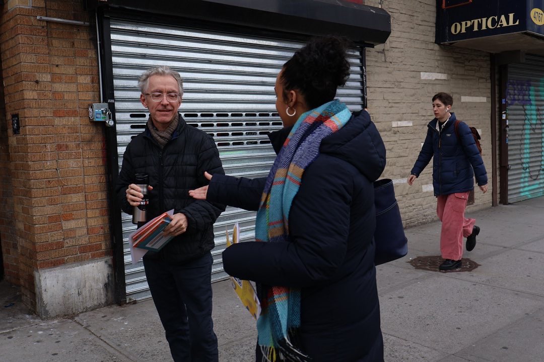 CnDelarosa's tweet photo. We spent the morning greeting our #D10 constituents and sharing resources about low-cost and free child care! If you missed us on Dyckman or 181st, you can call (888)-469-5999 or visit https://t.co/I0vuSNlVds to learn more.
#3kdayofaction #3kforall #universalchildcare https://t.co/NxIjVyxlei
