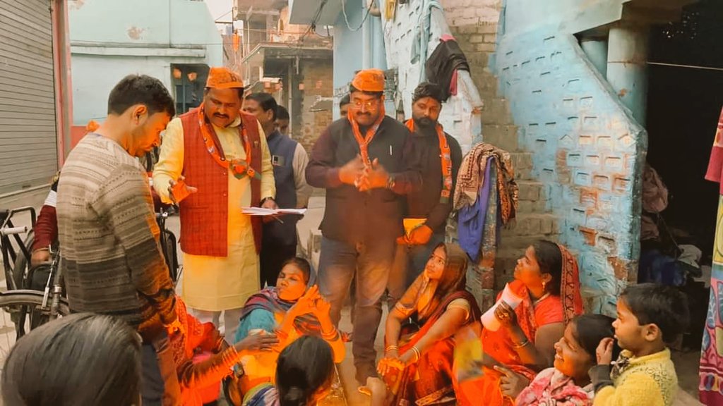 SunilkumarBJP_'s tweet photo. *मुरलीजोत(बस्ती)* गाँव चलो अभियान के तहत *मुरलीजोत के बूथ संख्या 149* पर *प्रवासी प्रभारी श्री संजय द्विवेदी व संयोजक अभिनाश कन्नौजिया* ने घर घर जाकर लाभार्थियों से मुलाक़ात कर उनका   कुशलक्षेम पूँछा। भ्रमण के दौरान *आवास योजना, उज्ज्वला योजना, किसान सम्मान निधि, आयुष्मान योजना https://t.co/vknFwYJLRD