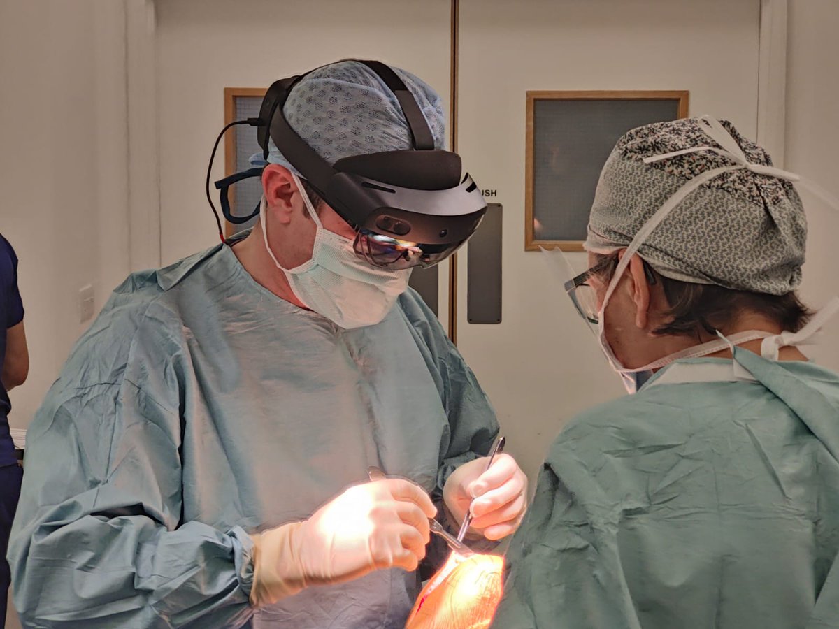 Amodisc_Ltd's tweet photo. 🤔Where's the rep? 

Don't worry, he's a hologram, along with a fully animated 3D step-by-step procedure guide. 

We had the privilege of Mr William Jackson using AMOSUPPORT: our Mixed Reality intraoperative remote support tool today for a TKR in Oxford. https://t.co/YjuuuvoDjk
