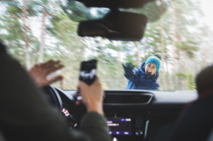 Vue de l’intérieur d’une voiture d’un conducteur qui envoie des textos et qui s’apprête à heurter une piétonne