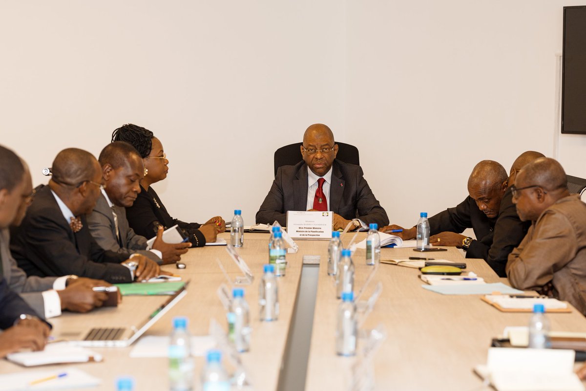 VpmppGabon's tweet photo. Prise de contact ce matin, 9 février 2024 du Vice-Premier Ministre, Alexandre BARRO CHAMBIER et l'ensemble des promus à la Vice-Primature, Ministère de la Planification et de la Prospective.
@Dgstatgabon
@contactdgpro
#Gabon 🇬🇦 https://t.co/GILG2DzNGR