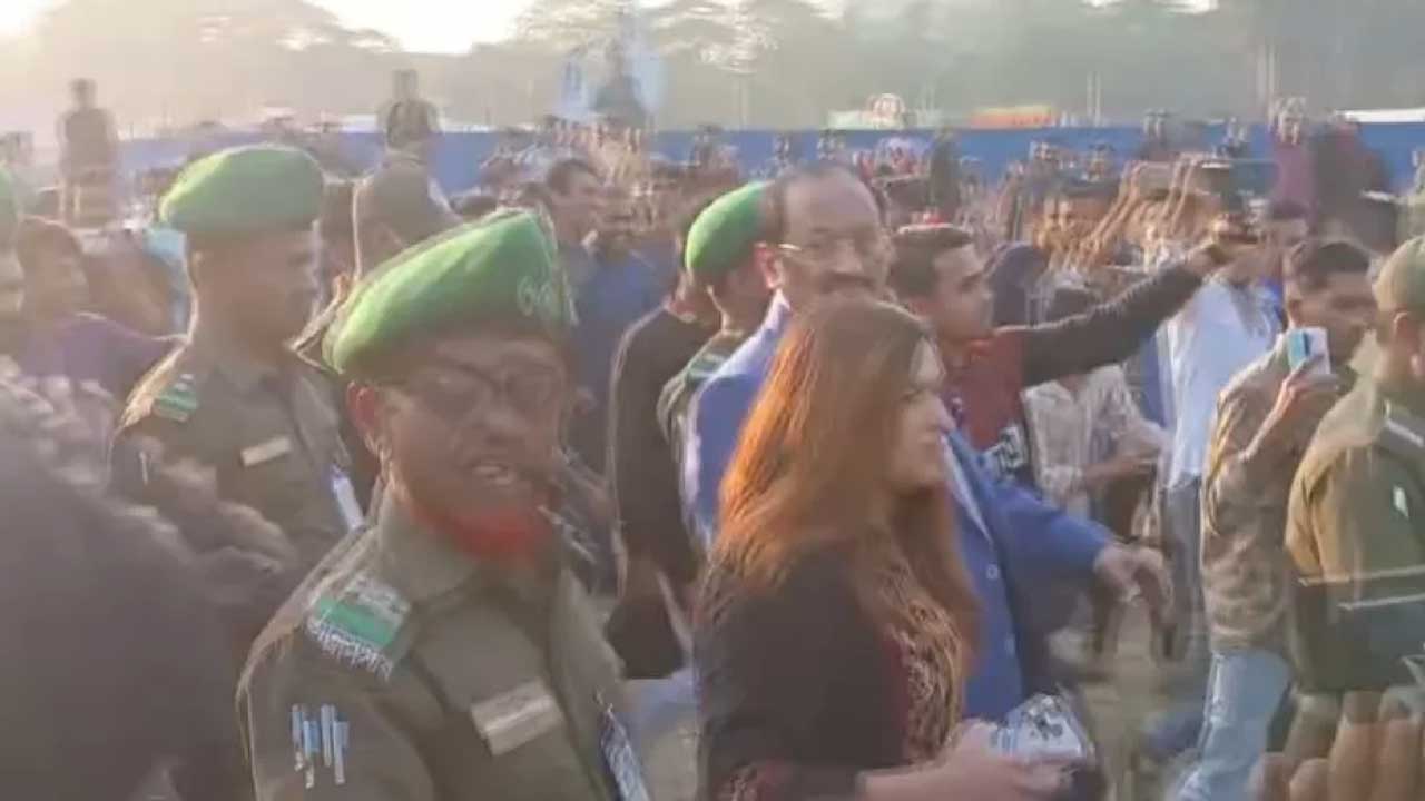 ‘ভুয়া ভুয়া’ স্লোগানে বাধ্য হয়ে বইমেলা ছাড়লেন মোশতাক-তিশা দম্পতি