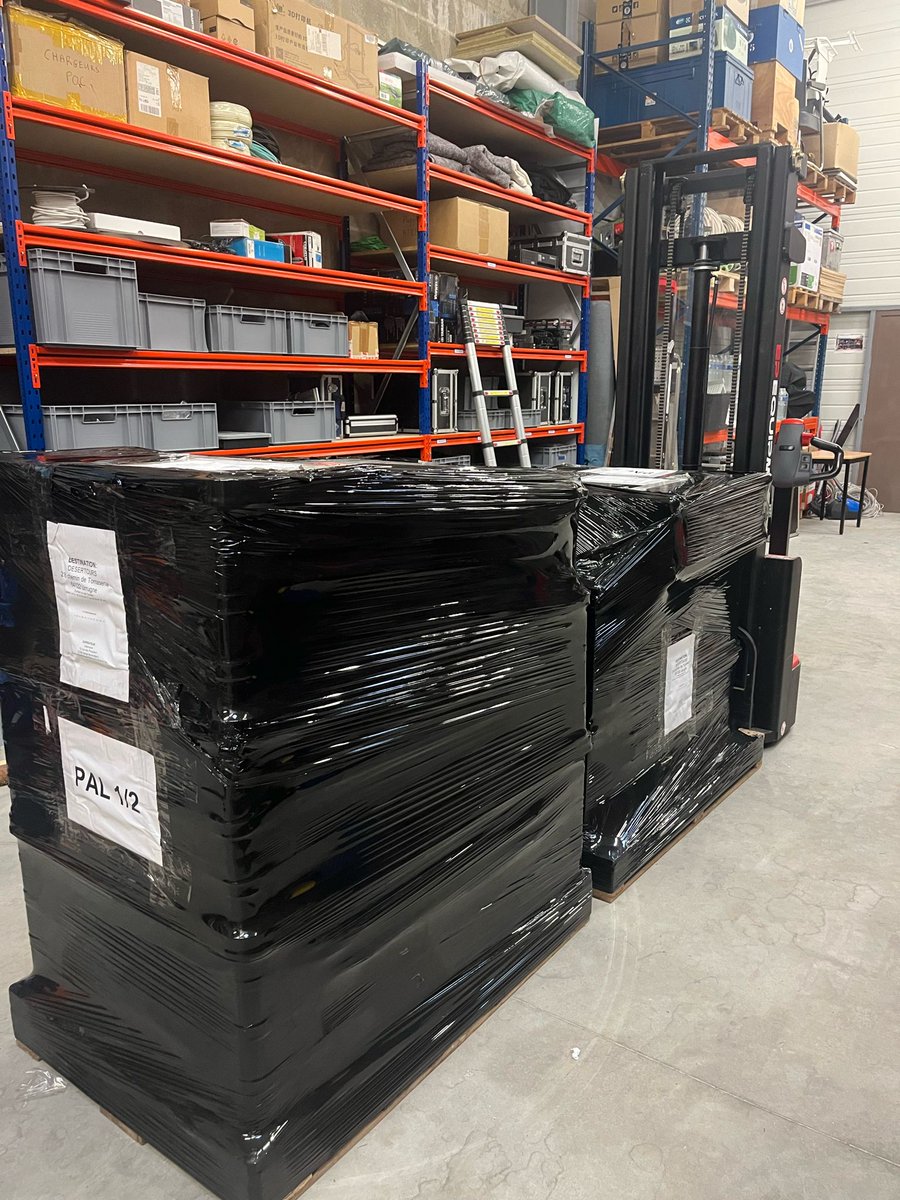 datanaute's tweet image. Ça y est, les palettes sont parties. Nos antennes satellite vont bientôt faire le plein de vitamine D dans le désert marocain pour le @4L_Trophy. READY ! 📡🏜