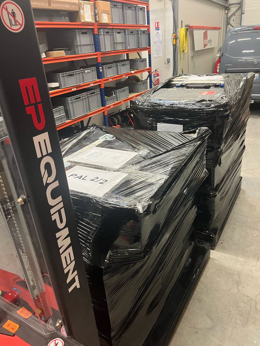 datanaute's tweet image. Ça y est, les palettes sont parties. Nos antennes satellite vont bientôt faire le plein de vitamine D dans le désert marocain pour le @4L_Trophy. READY ! 📡🏜