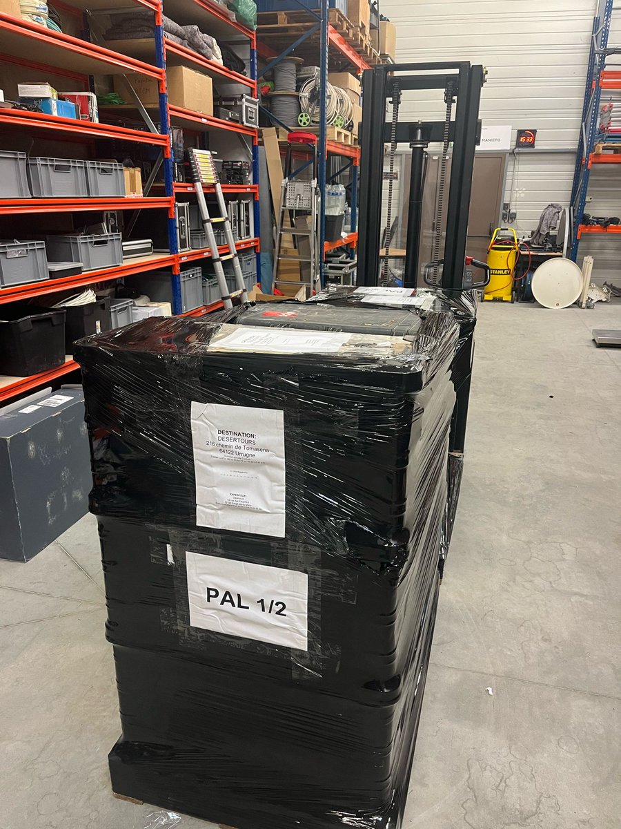 datanaute's tweet image. Ça y est, les palettes sont parties. Nos antennes satellite vont bientôt faire le plein de vitamine D dans le désert marocain pour le @4L_Trophy. READY ! 📡🏜
