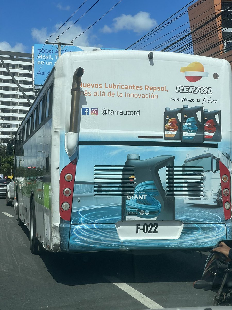 Martin_Rodgz's tweet photo. Una bestia en el volante de esta Omsa. 
Cambiando de carriles como que es un motor, tirándole la guagua arriba a los conductores. @INTRANT_RD @digesettrd_ https://t.co/yiKwfbVDE8