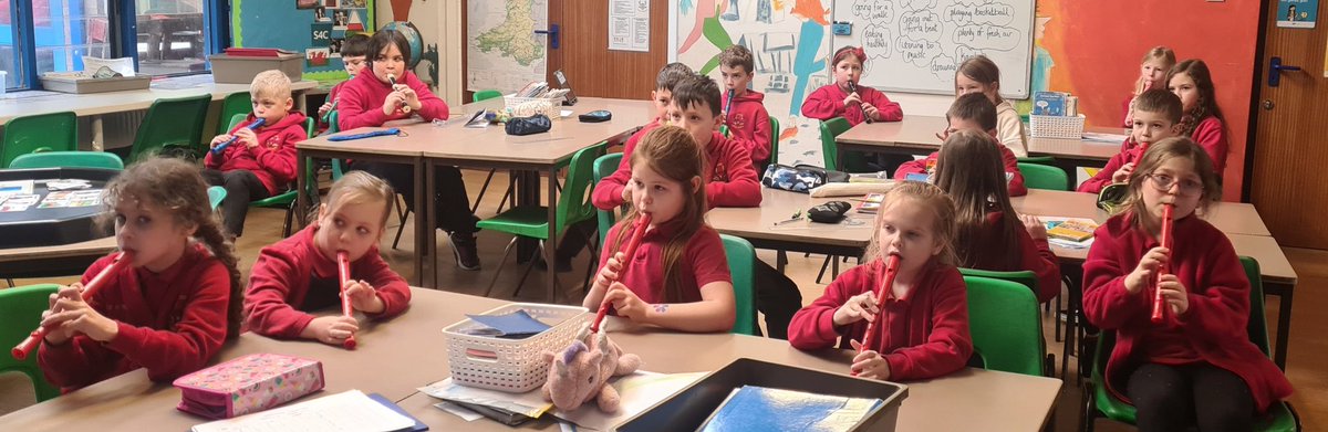 Am wythnos! Rydym wedi mwynhau dysgu am sut i gadw'n ddiogel ar-lein ac wedi creu posteri i hybu dealltwriaeth eraill o ryngrwyd diogel i bawb. 
Gwnaeth pob un mwynhau gwrando, dawnsio, canu a chwarae offerynnau heddiw wrth ddathlu Dydd Miwsig Cymru.