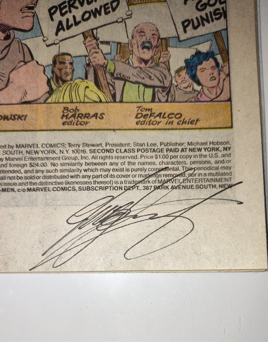 devastation79's tweet photo. @MonarchDafey been going thru my boxes re-baggibg n boarding a bunch if stuff organizing finding treasures I'd forgot about..last night it was #xmen 277* signed by #clearmont on the inside first page!!! got hyped lols thought you'd be into it!.(also issue 210* killer cover)!! https://t.co/QQ0J4VTp9I