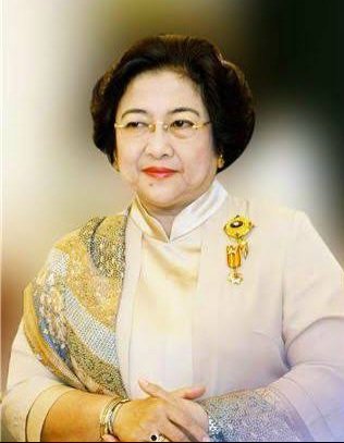 ShenoWirang's tweet photo. Istilah "Petugas Partai" yang kerap diberikan label negatif, Megawati menyampaikan: "saya juga adalah petugas partai menjalankan amanat konstitusi dan menjalankan hasil kongres partai, untuk kepentingan rakyat, apakah sebutan ini salah?

Sangat disayangkan, sebutan petugas partai dilepaskan dengan konteks menjalankan amanat konstitusi, amanat rakyat yang termaktub dalam konstitusi, tetapi pernyataan itu sengaja dipotong-potong untuk tujuan "politicking" yang mendeskriditkan.

Penolakan terhadap perpanjangan jabatan presiden tiga periode, Megawati secara lugas dan tegas mengatakan: "negara ini harus tunduk pada konstitusi, jangan bertindak semaunya dan politik harus berbasis pada moralitas dan etika."

Sikap Megawati untuk menteri di dalam kabinet Jokowi tidak mundur, karena untuk menjamin stabilitas pemerintahan sampai batas waktunya sesuai amanat konstitusi dan menghindarkan risiko guncangan ekonomi politik yang pada akhirnya merugikan bangsa dan negara.

Sebagai pemimpin politik, yang lahir dari gerakan politik melawan otoritarianisme Orde Baru, sudah tentu Megawati lebih paham denyut nadi kekuatan rakyat (people power) sebagai sebuah kekuatan yang terkonsolidasi dalam melawan kekuasaan yang cenderung otoriter untuk menyelamatkan demokrasi.

Manusia tidak ada yang sempurna namun setidaknya menurutku yang bukan bagian dari PDI-P dan bukan politisi, sosok Megawati Soekarnoputri adalah seorang politisi perempuan handal, seorang Ibu, penjaga konstitusi dan demokrasi sekaligus sebagai seorang negarawan.

"KONSTITUSI DIPELIHARA MEGAWATI TAPI DIRUSAK JOKOWI"