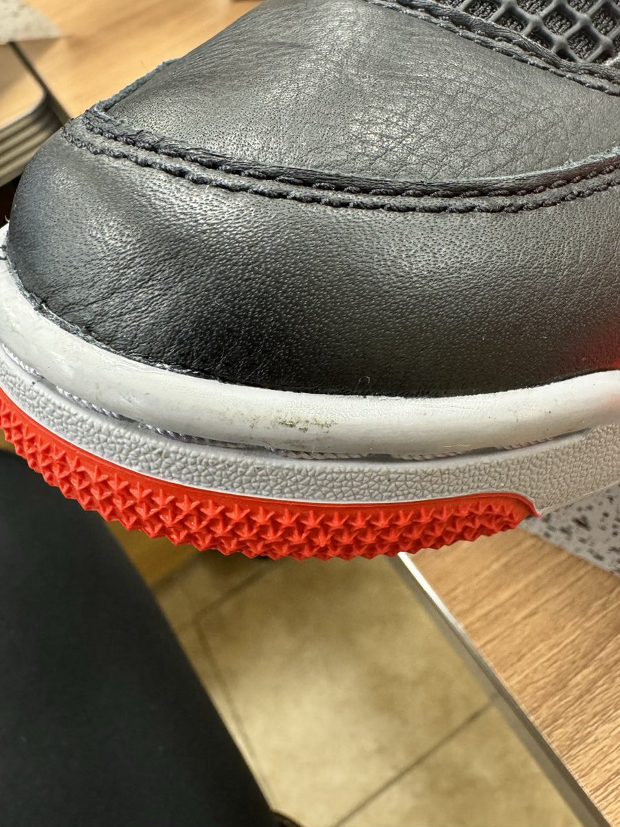 Jacksonchoi84's tweet photo. Got my Jordan 4 bred but got scuffs on it 😭😭 wtf @Nike @snkr_twitr https://t.co/szuTU5zuxS