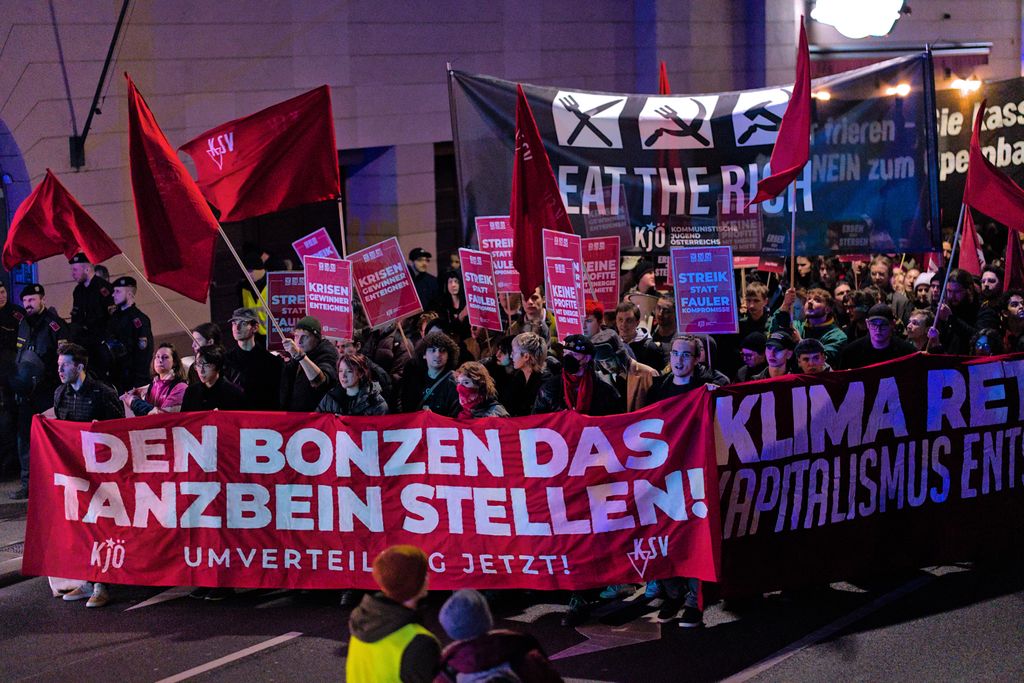 KJ_Oesterreich's tweet image. 1/3 Die größte Opernballdemo seit zwei Jahrzehnten! ✊️🚩🔥
Mit über 700 Teilnehmer:innen sind wir gestern laustark von der Gumpendorfer Straße in Richtung Staatsoper marschiert.

#opernball #opernballdemo