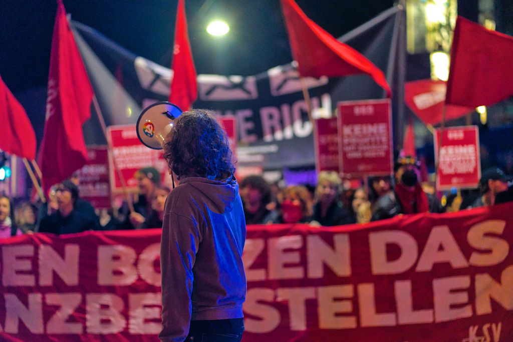 KJ_Oesterreich's tweet image. 1/3 Die größte Opernballdemo seit zwei Jahrzehnten! ✊️🚩🔥
Mit über 700 Teilnehmer:innen sind wir gestern laustark von der Gumpendorfer Straße in Richtung Staatsoper marschiert.

#opernball #opernballdemo