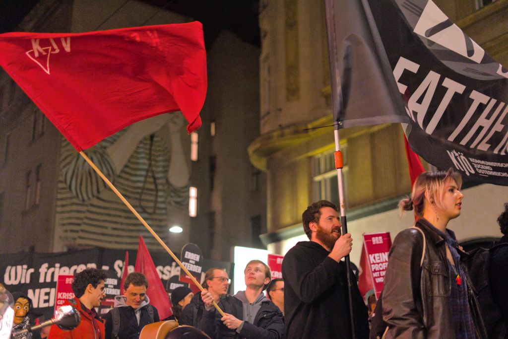 KJ_Oesterreich's tweet image. 1/3 Die größte Opernballdemo seit zwei Jahrzehnten! ✊️🚩🔥
Mit über 700 Teilnehmer:innen sind wir gestern laustark von der Gumpendorfer Straße in Richtung Staatsoper marschiert.

#opernball #opernballdemo