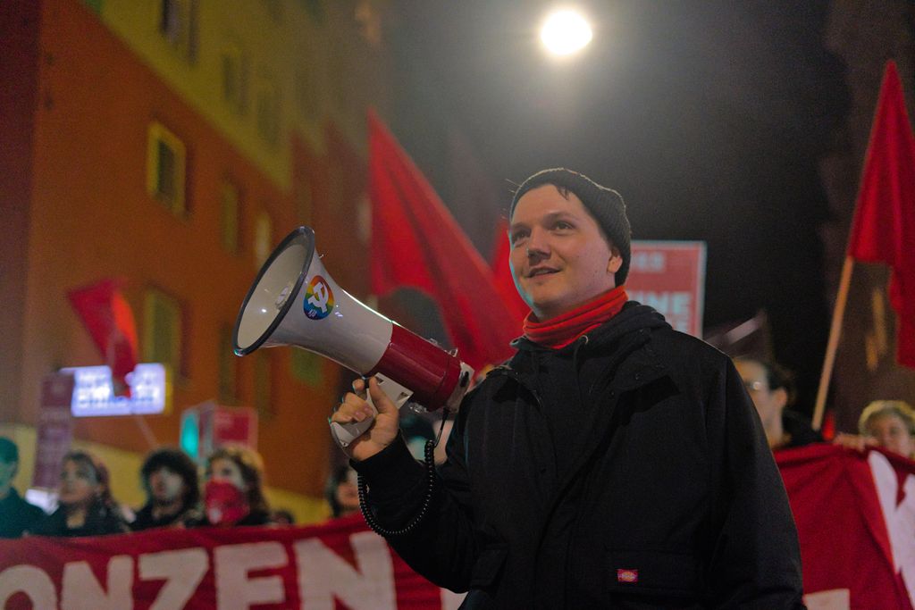 KJ_Oesterreich's tweet image. 1/3 Die größte Opernballdemo seit zwei Jahrzehnten! ✊️🚩🔥
Mit über 700 Teilnehmer:innen sind wir gestern laustark von der Gumpendorfer Straße in Richtung Staatsoper marschiert.

#opernball #opernballdemo