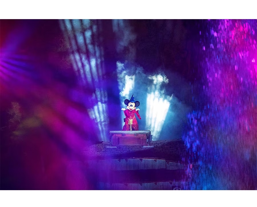 #Fantasmic! will illuminate the #RiversOfAmerica in #Disneyland Park starting on 5/24, w/ new special effects, a thrilling new battle scene between #SorcererMickey and #Maleficent, plus the return of the iconic “Peter Pan” scene.

Matt@DreamsByDesignTravel.com
📷Disney Parks Blog