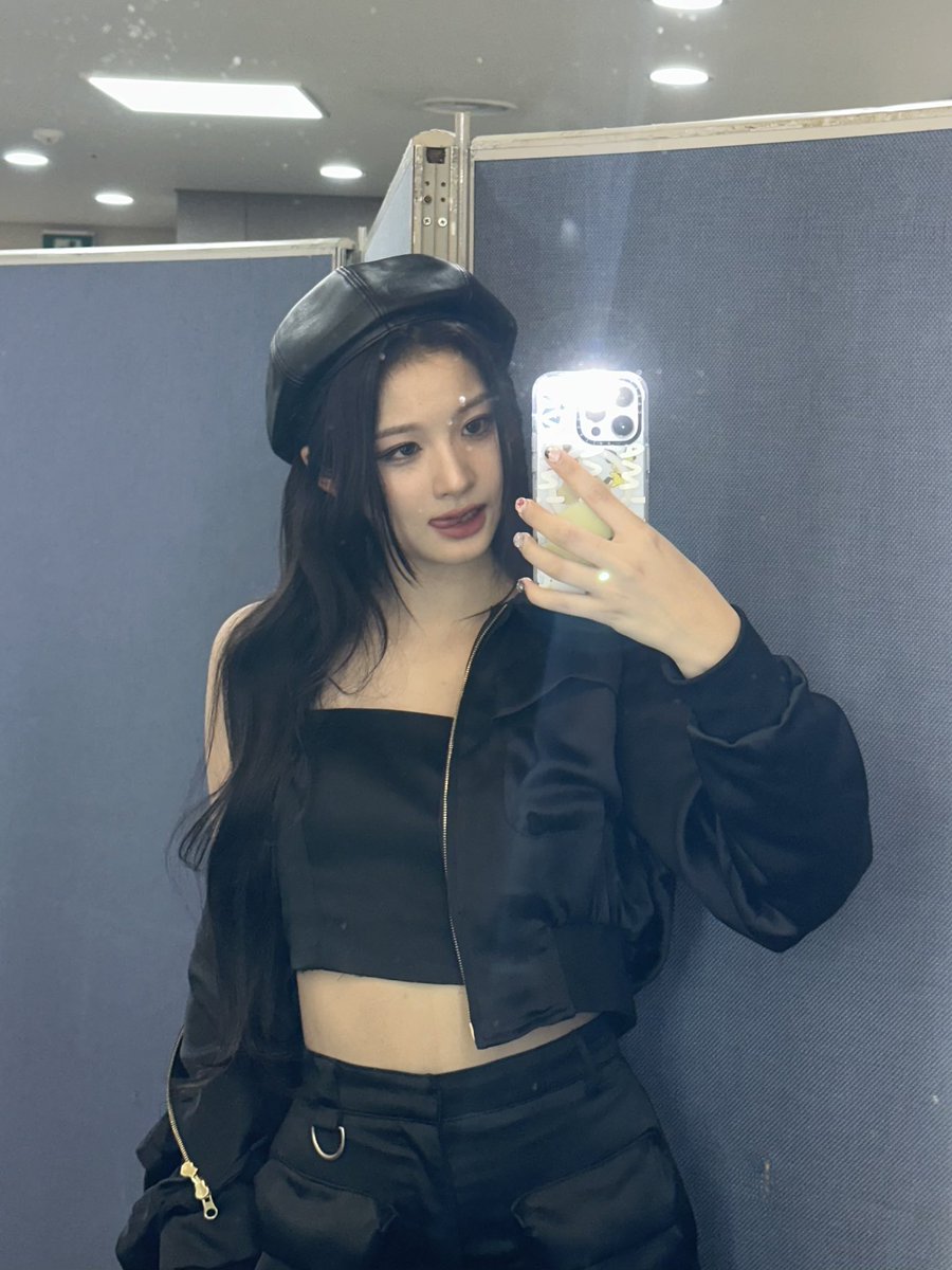 trasherboyz's tweet photo. y mi novia sullyoon, se ve tan linda de sullyoon pero ya les dije que mi novia sullyoon? https://t.co/lEg71L3Ukf