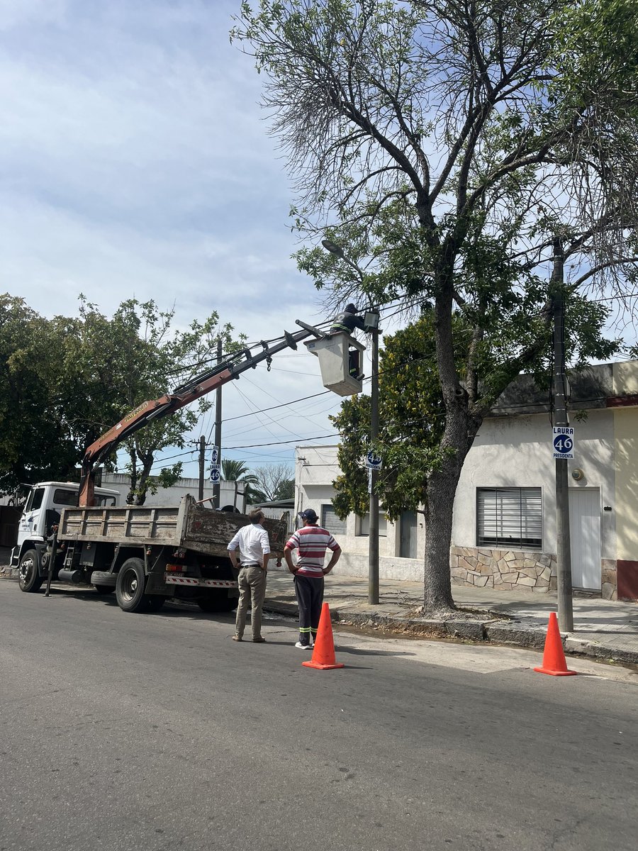 MarcosPerez62's tweet photo. Recorrida por Av Artigas,
➡️Electricidad dejando a punto para la avenida el Carnaval
➡️ también se mejoran las veredas de la ciudad.
👷🏼#Construimos 💪🏻 https://t.co/g2feqR5RpA