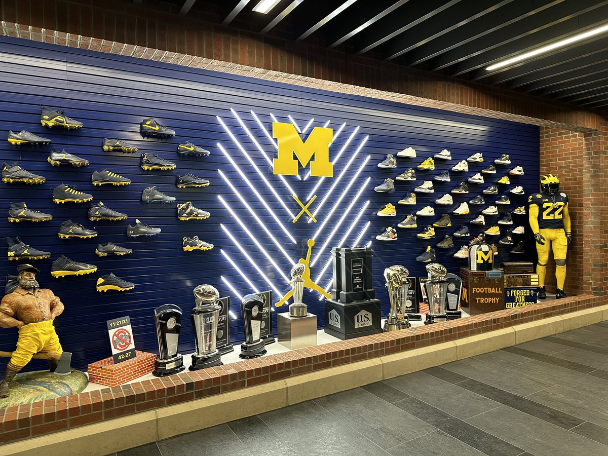 JoshCastleMD's tweet photo. This team let the hardware do the talking. #Bet #InterviewTrail #SportsMedicine @UMichFootball https://t.co/s8mRGri4vO