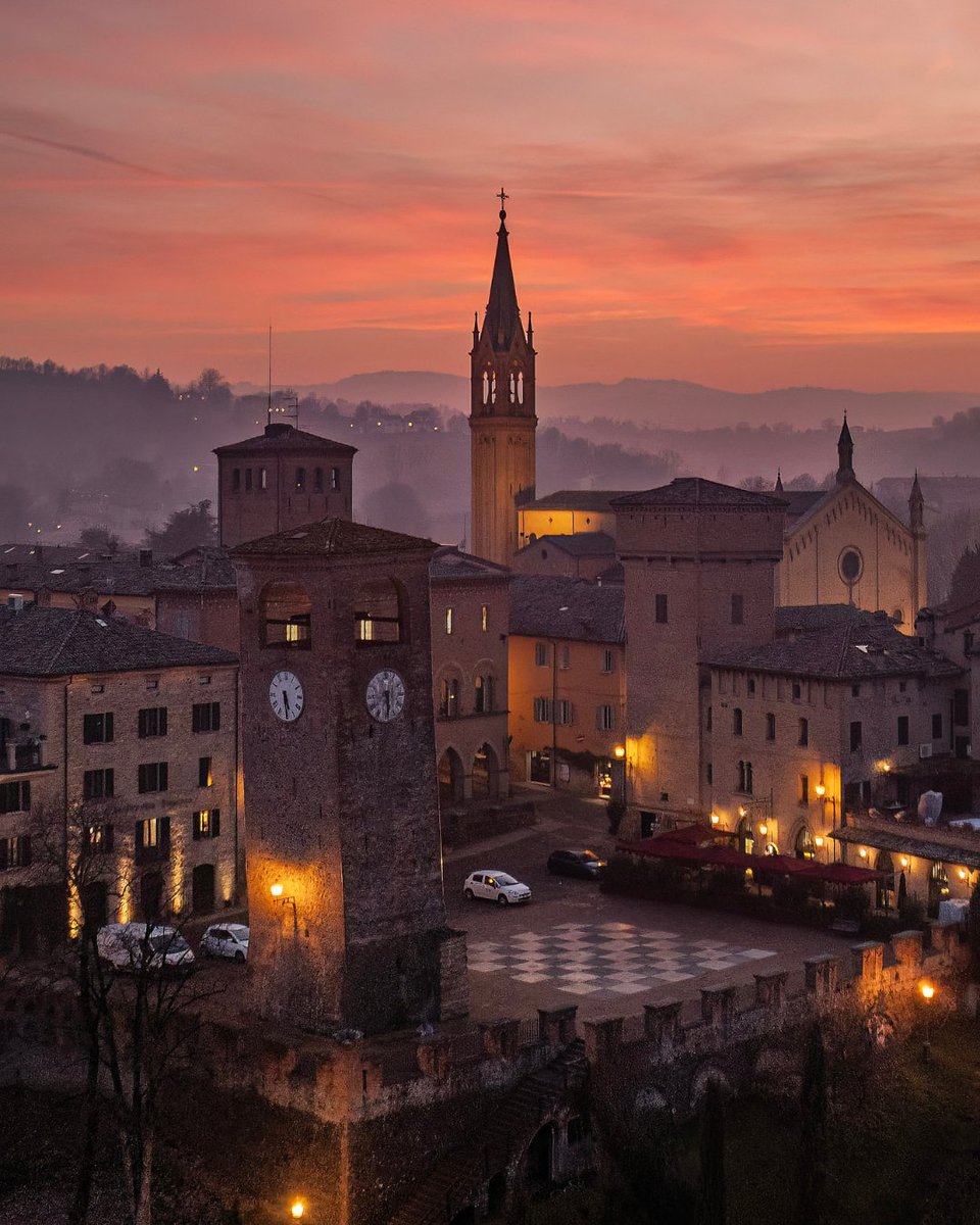 Castelvetro nella sfida Il Borgo dei Borghi! 😍

Un borgo sospeso tra incanto è realtà. Dove bellezza e storia si uniscono nel dolce paesaggio collinare modenese. Dove alba e tramonto scandiscono la vita di un luogo che ha pochi eguali.

Per noi Castelvetro è da sempre tutto