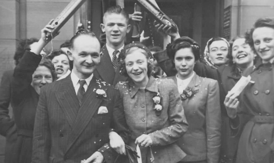 VerdantWorks's tweet photo. π₯³β€οΈπ©ββ€οΈβπβπ¨ For this week's #FridayCollections, we have this photograph of the registry office wedding of Norma Henderson, circa 1950.
Norma Henderson was a weaver in Fergusson's Mill on Douglas Street in Dundee. The guests are making a guard of honour, holding up shuttles. https://t.co/cdYmzO7XmV