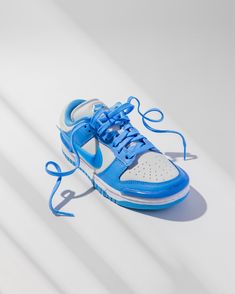 university blue dunk on feet