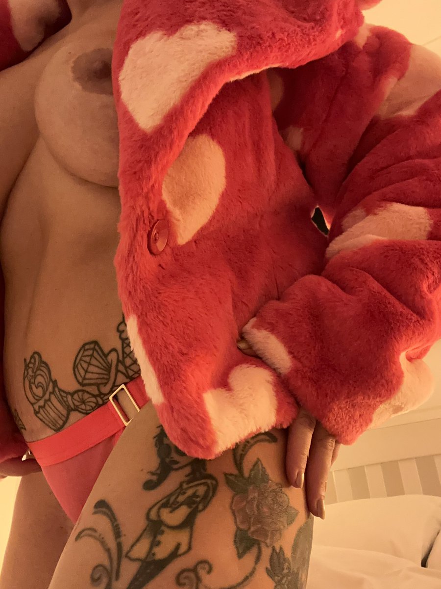 Orla23_'s tweet photo. Getting in the mood for Valentines #milf #swinger #partygirl #goodgirlgonebad #tattoos #bluebella https://t.co/hAapYsQ6eI