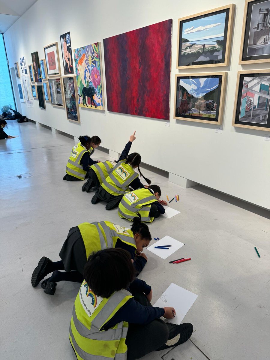 Our partnership school @Marlboroughsw3 had the pleasure of visiting <a href="/CromwellPlaceUK/">Cromwell Place</a> gallery today, where they enjoyed participating in an art class at Latymer's alumni art exhibition. #powerofpartnerships #lookinsidelatymer400