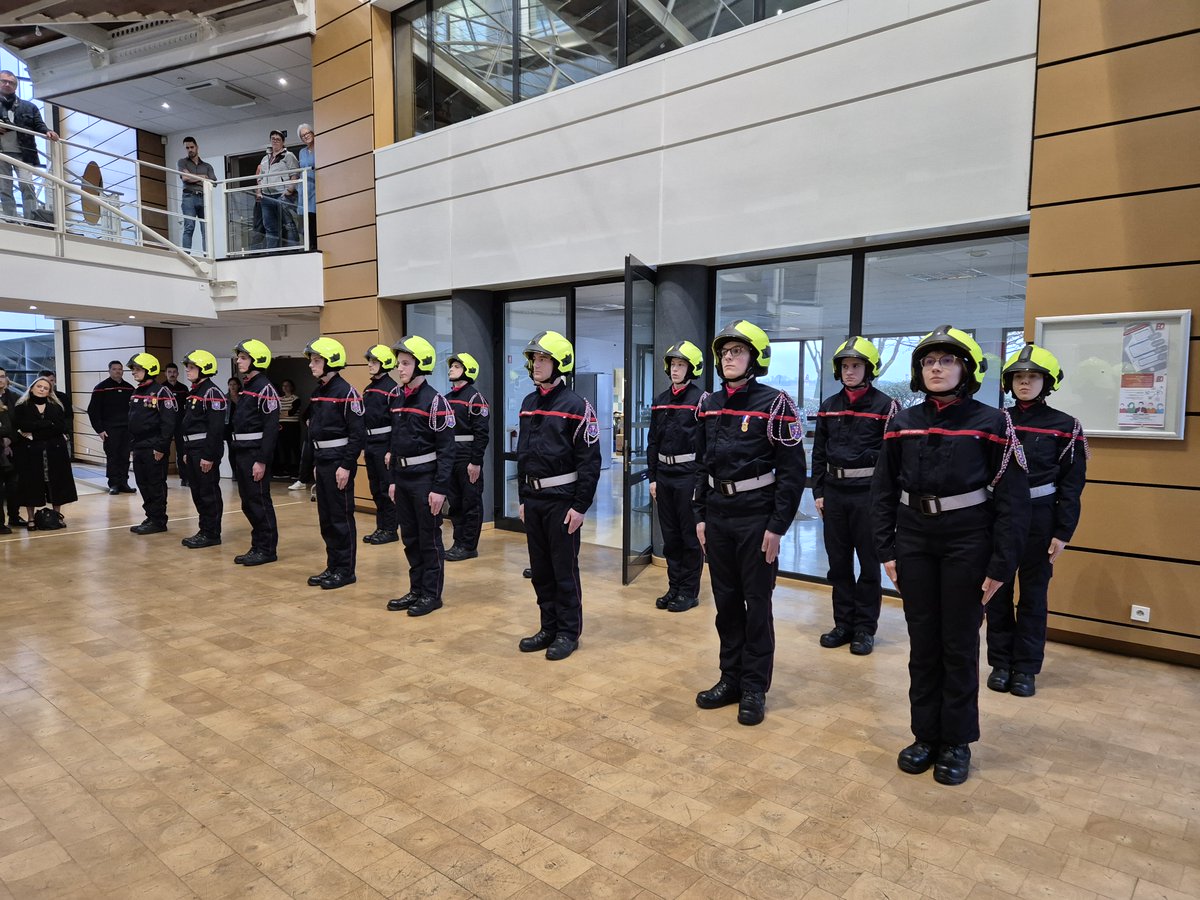 sdis67's tweet photo. Vendredi 9 février 2024, 12 #Pompier67 de la promotion Adjudante-cheffe Françoise Mabille FI63 se sont vu remettre leur casque et leur galon de caporal au cours d'une cérémonie de fin de FI, marquant ainsi le début de leur activité opérationnelle au sein du corps des #Pompiers67. https://t.co/8KMVJJxPai