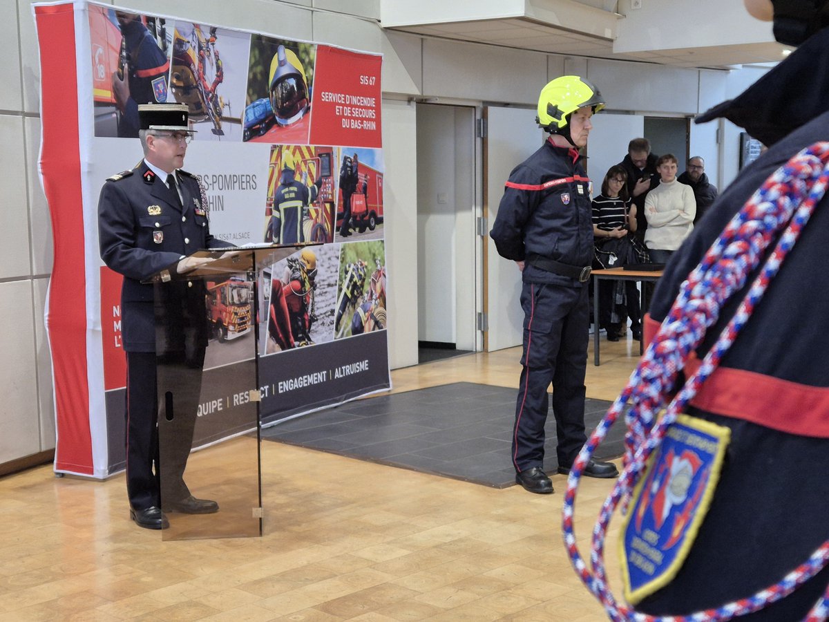 sdis67's tweet photo. Vendredi 9 février 2024, 12 #Pompier67 de la promotion Adjudante-cheffe Françoise Mabille FI63 se sont vu remettre leur casque et leur galon de caporal au cours d'une cérémonie de fin de FI, marquant ainsi le début de leur activité opérationnelle au sein du corps des #Pompiers67. https://t.co/8KMVJJxPai
