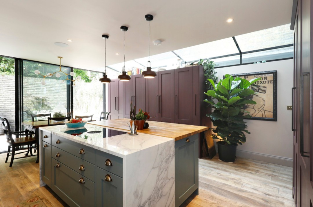 Rich purple cupboards and a vibrant kitchen island.

#kitchendesign #interiordesign #kitchendecor #interiorinspiration #interiorinspo