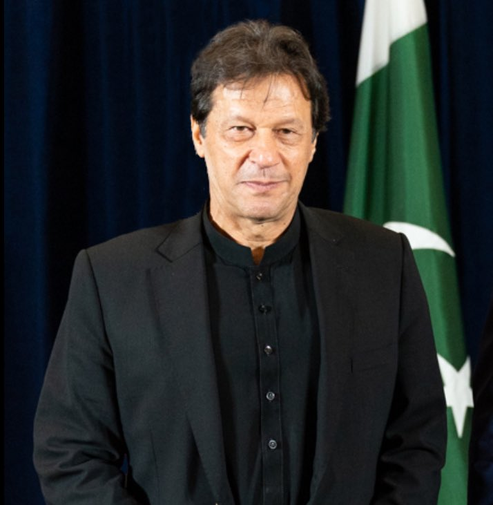ApkaShahmeer's tweet photo. No True Imran Khan Fan will pass without liking this post 💝 📷 #ElectionResults | Where is PTI https://t.co/cABnUpAHRn