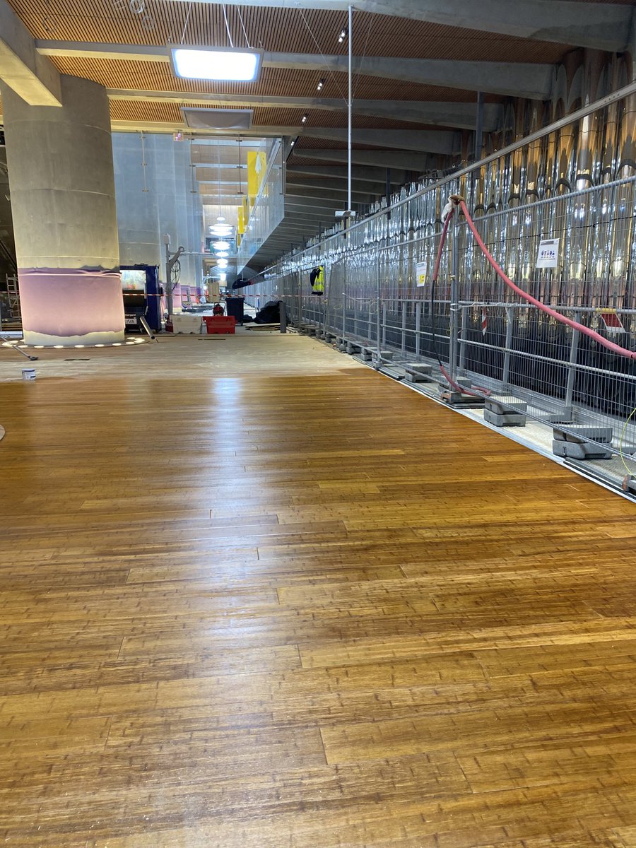 ArmelleLagrange's tweet photo. #Eole #gare de La Défense ! Quand tu cires ton parquet et que cela se voit ! 😬 gare en plein lumière ! ⁦@SNCFReseau⁩ ⁦@ConnectGares⁩ ⁦@Actu_Transilien⁩ https://t.co/lxuqrA03wT