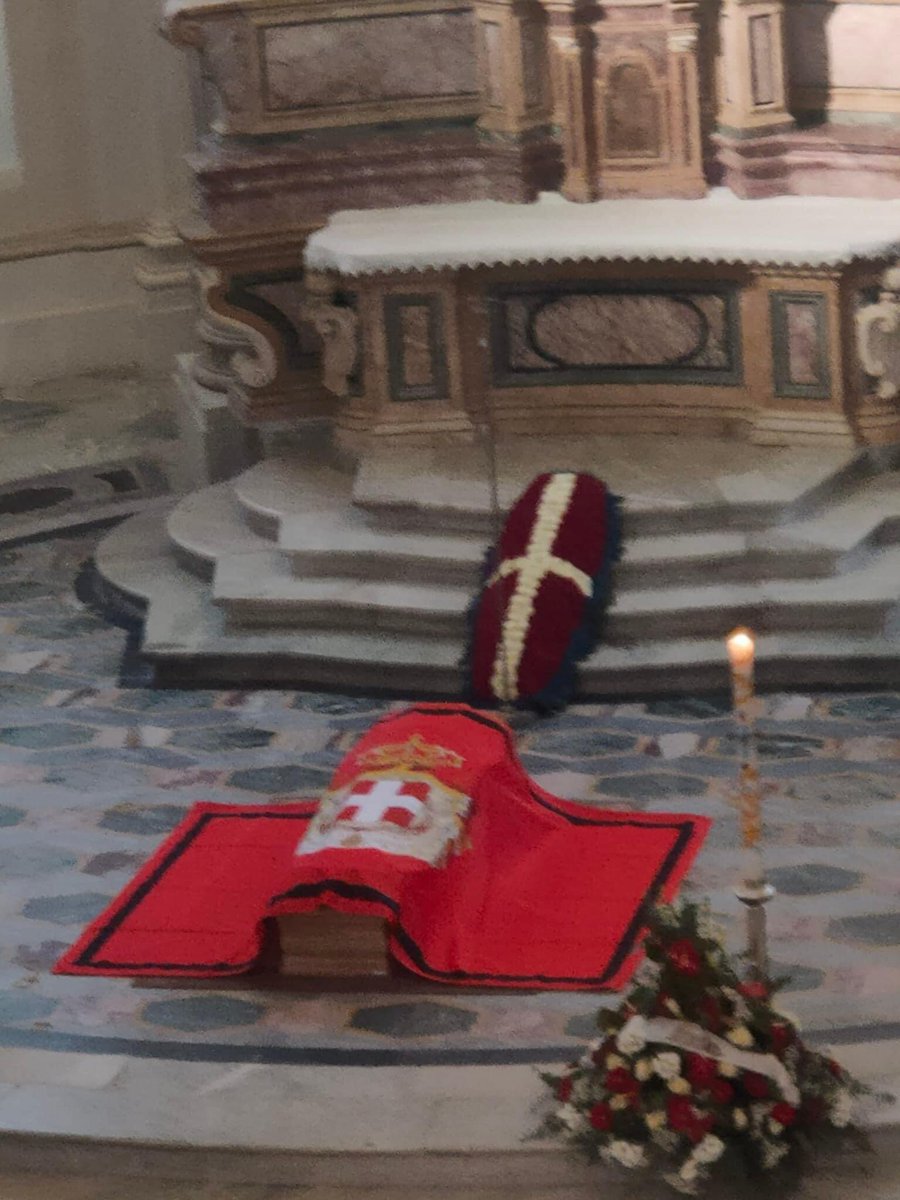 CarloBoetti's tweet photo. Presente alla camera ardente di SAR il principe Vittorio Emanuele. 
Non potevo esimermi dall’omaggiare un simbolo di oltre 1000 anni di storia del Piemonte, esponente della Dinastia che ha unito l’Italia, di un uomo che ho conosciuto e che mi ha onorato della sua considerazione. https://t.co/HRazYT2jUc