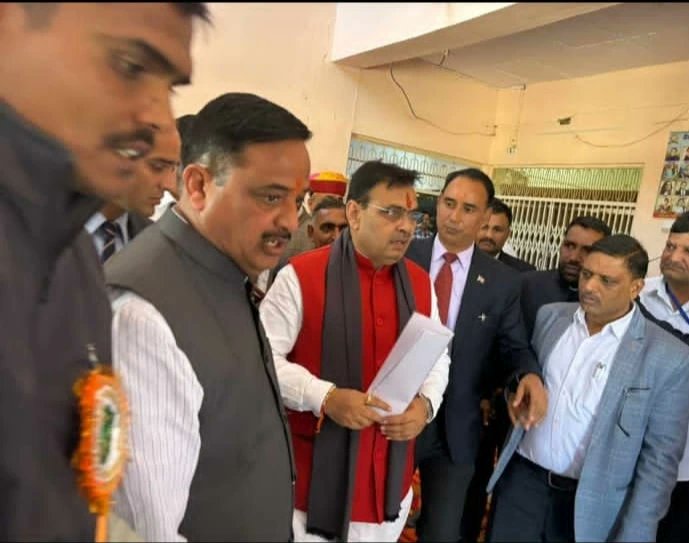 weareskpf's tweet photo. ईडब्ल्यूएस (EWS) आरक्षण के केंद्र में सरलीकरण अभियान के तहत आज श्री ��्षात्र पुरुषार्थ फाउंडेशन के बैनर तले नागौर जिले में मुख्यमंत्री श्री भजनलाल शर्मा को प्रधानमंत्री जी के नाम ज्ञापन दिया, जिसमें ईडब्ल्यूएस आरक्षण की संपत्ति सहित अन्य शर्तो में सरलीकरण करने का आग्रह किया गया। https://t.co/aTA0KgjdJf