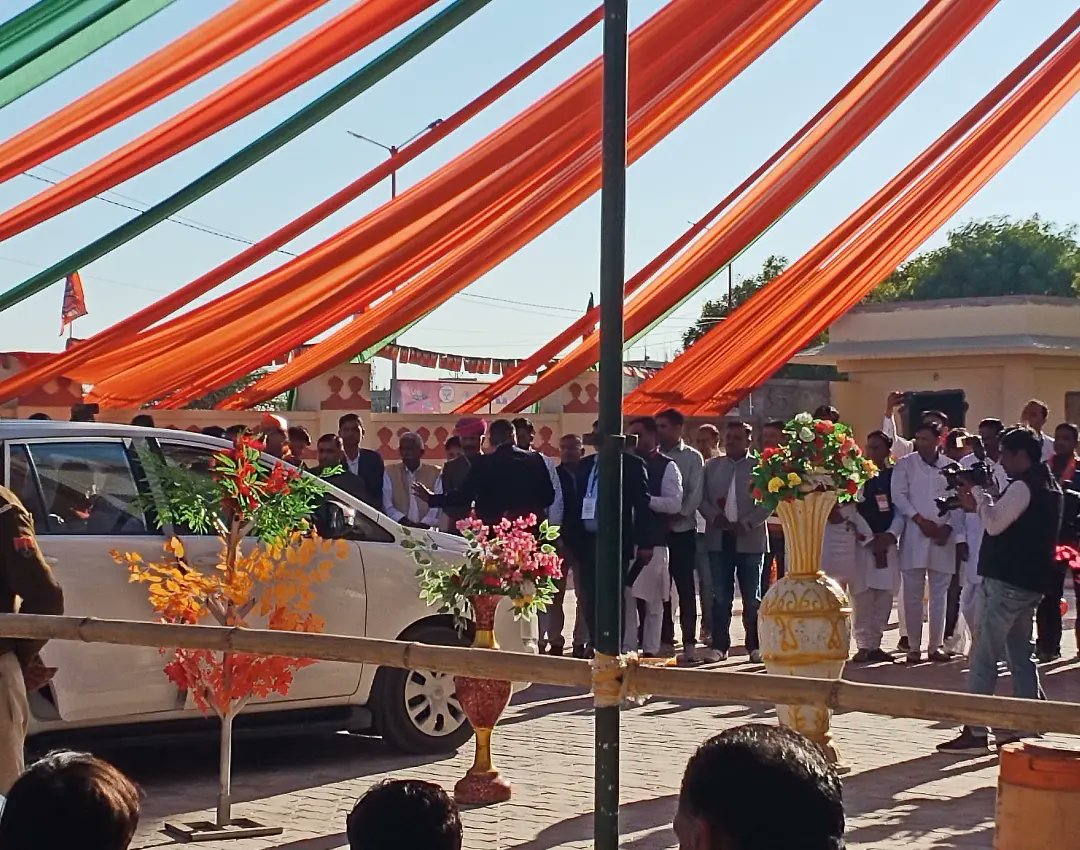 weareskpf's tweet photo. ईडब्ल्यूएस (EWS) आरक्षण के केंद्र में सरलीकरण अभियान के तहत आज श्री ��्षात्र पुरुषार्थ फाउंडेशन के बैनर तले नागौर जिले में मुख्यमंत्री श्री भजनलाल शर्मा को प्रधानमंत्री जी के नाम ज्ञापन दिया, जिसमें ईडब्ल्यूएस आरक्षण की संपत्ति सहित अन्य शर्तो में सरलीकरण करने का आग्रह किया गया। https://t.co/aTA0KgjdJf