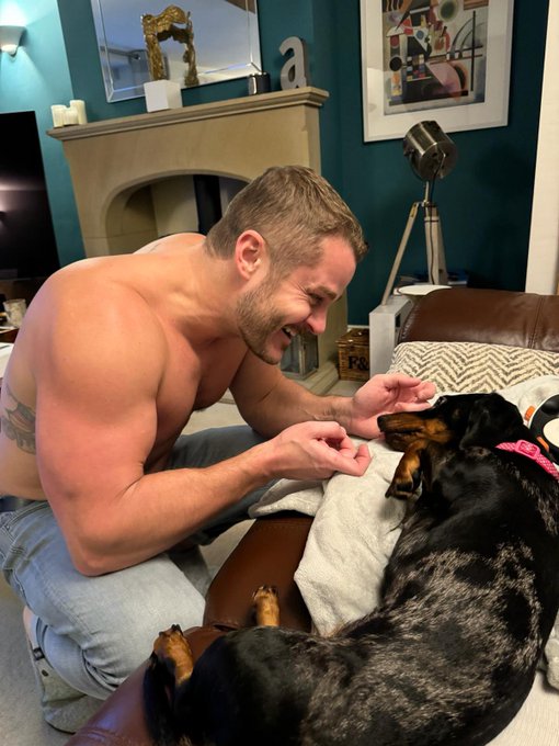 Our house guest for the weekend has arrived https://t.co/jgmakuoR7m