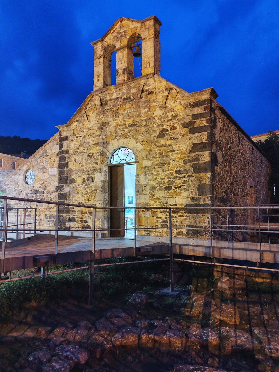 ⛪ Avete mai visitato la #chiesa di #SantaAnastasia, a #Sardara? La sua peculiarità è la posizione nel cuore del centro abitato, dove insiste sui resti dell'insediamento #nuragico che da essa trae il nome. 
Il sito di Santa Anastasia, infatti, è una realtà unica in #Sardegna.