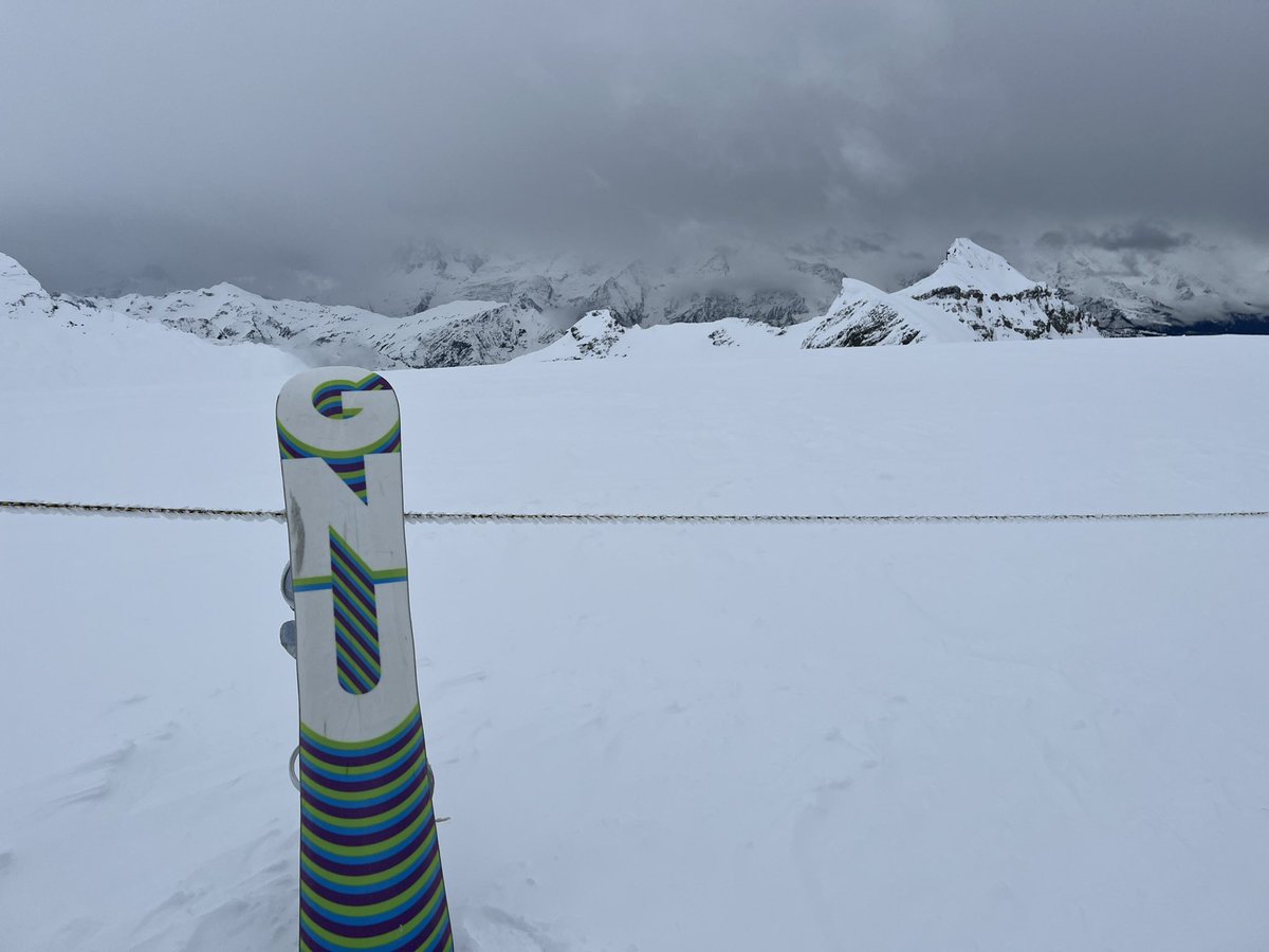 ratherbrunning's tweet image. Good to be back in the high mountains 🇫🇷 🏔️🏂! Conditions are the warmest I’ve had in the alps in the winter ☀️ It’s a worry what we are doing to this beautiful world of ours … 🌎 💜