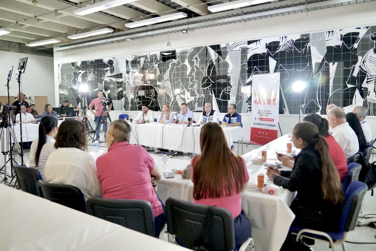 Alcaldiapereira's tweet photo. La primera emisión del programa 'Mauricio Alcalde Resuelve' dejó como resultados: la solución de casos de salud, gestión de citas médicas y autorizaciones.

Seguimos trabajando por encontrar soluciones para la ciudadanía. https://t.co/LVA6H2I3pz