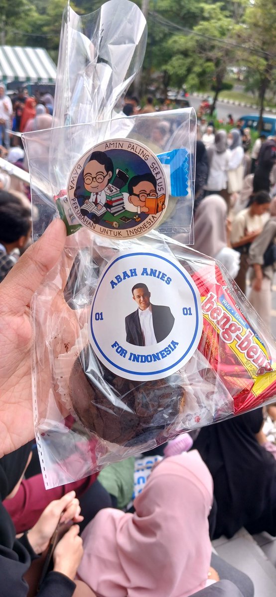 ambisvibesonly's tweet photo. desak anies surabaya menyalaa🔥🔥
terima kasih buat mbak mas yg tadi bagi2 freebies sama photocardnya abah❣️🦉 https://t.co/H60dQ8QM3V