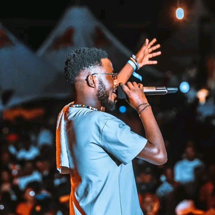 MusiikaOscar256's tweet photo. My sister if ur boyfriend fails to bring you at little Ritz for Valentine's night out🔥

Just know he doesn't love you 😂😂 https://t.co/IkAlXeS7p9