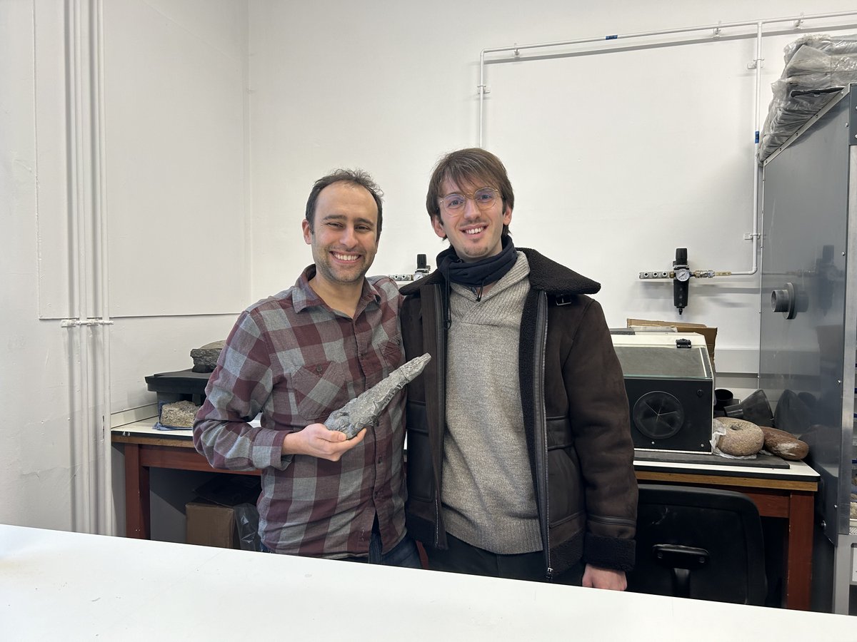 A great pleasure to welcome pal & brilliant young ecologist @JGarciaGiron to our lab in Edinburgh. Hanging out with Dearc, talking about our next paleoecology projects, and grand plans w/ @Tweetisaurus & @Jordan_Mallon. Stay tuned!